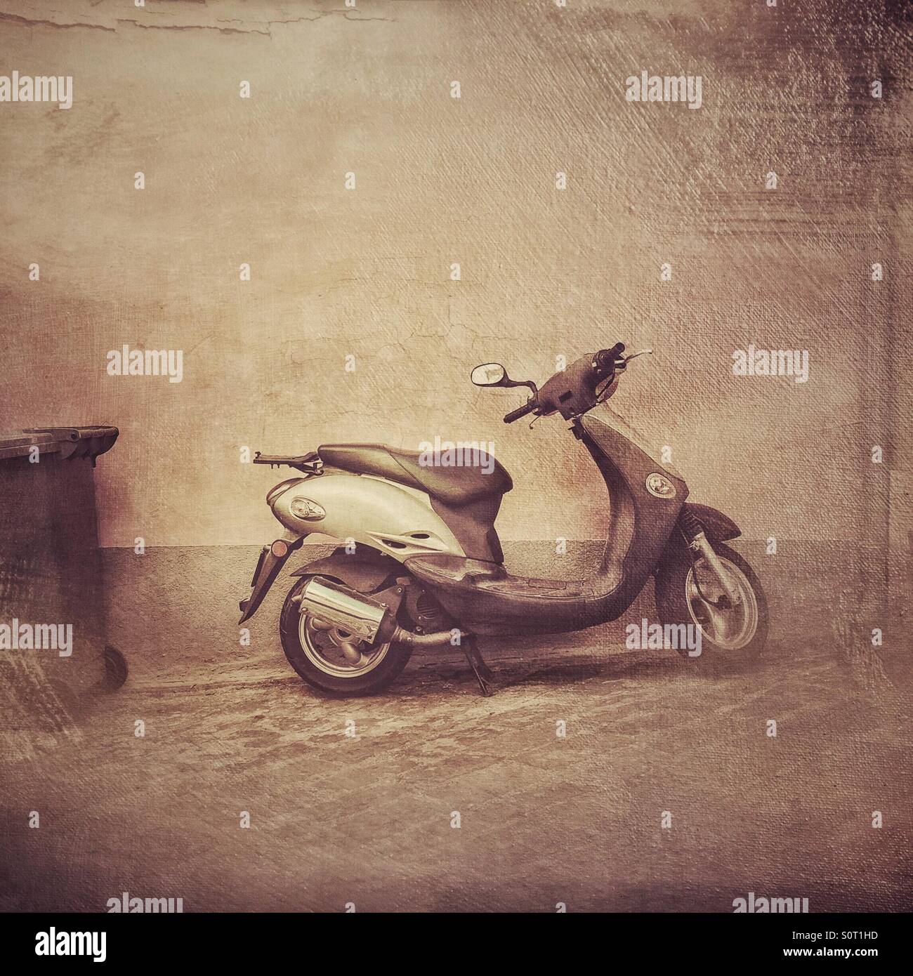 Scooter parcheggiato sulla strada - Immagine stock catturata con smartphone