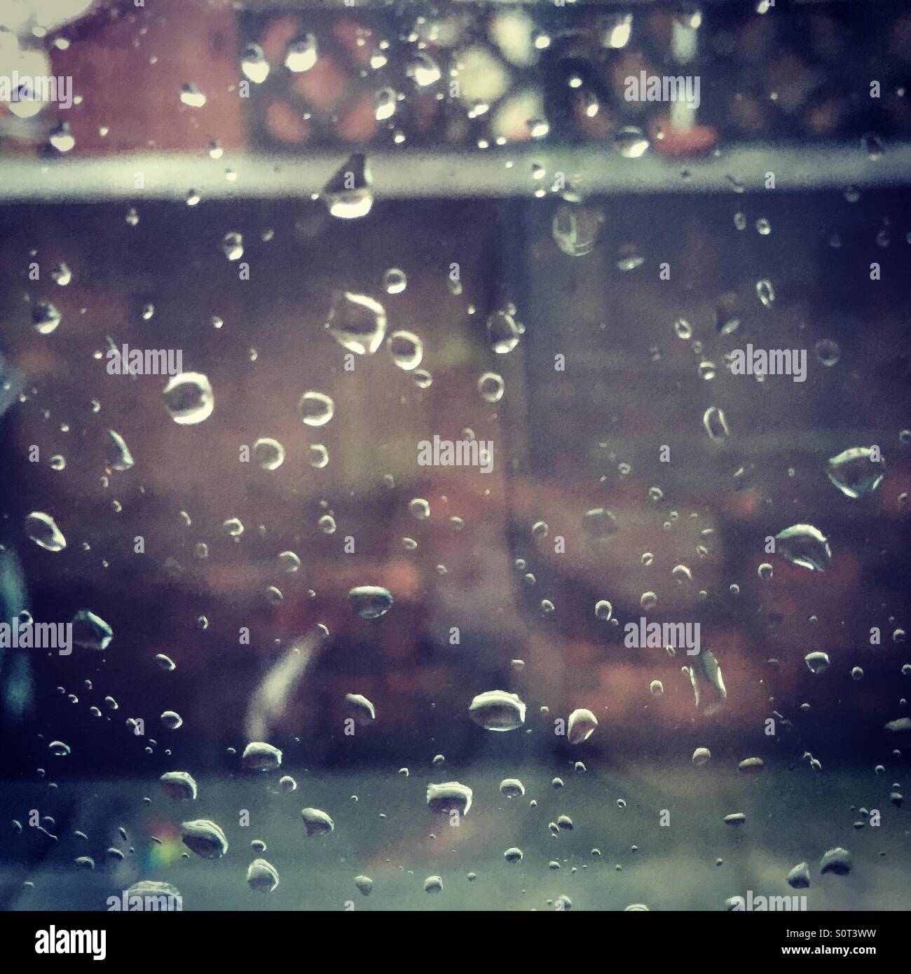 Gocce di pioggia sulla finestra della cucina - Immagine stock catturata con smartphone