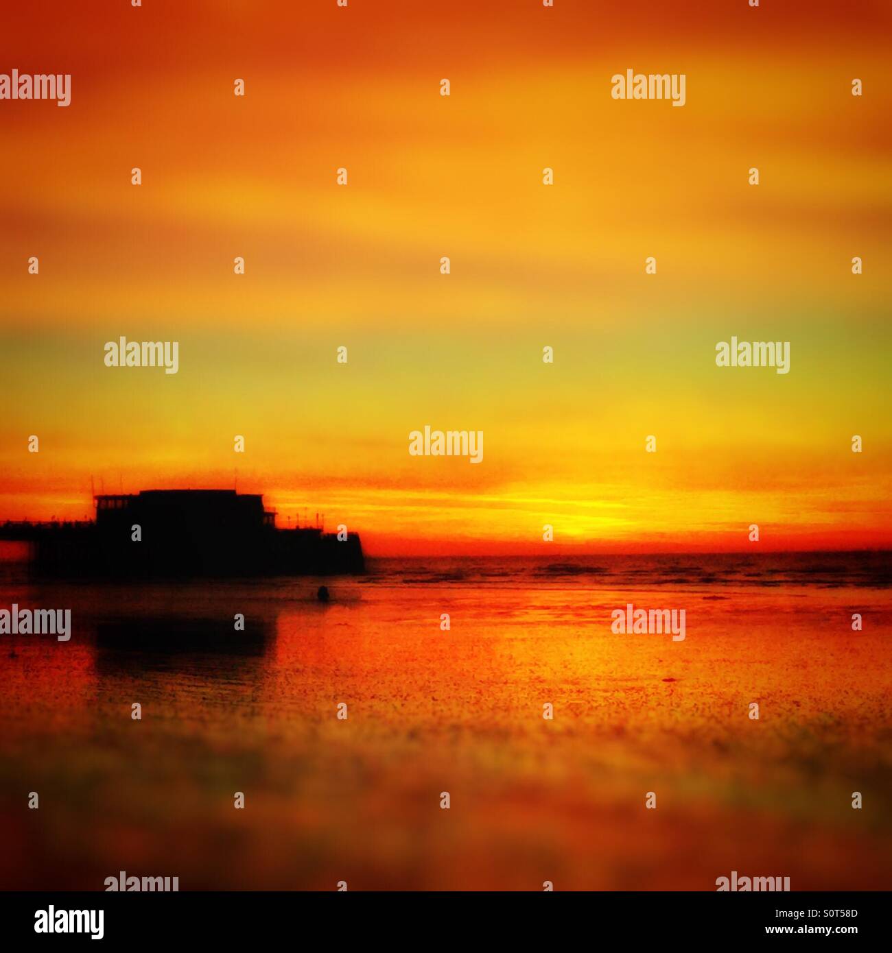 Worthing pier e Spiaggia di sunrise Foto Stock