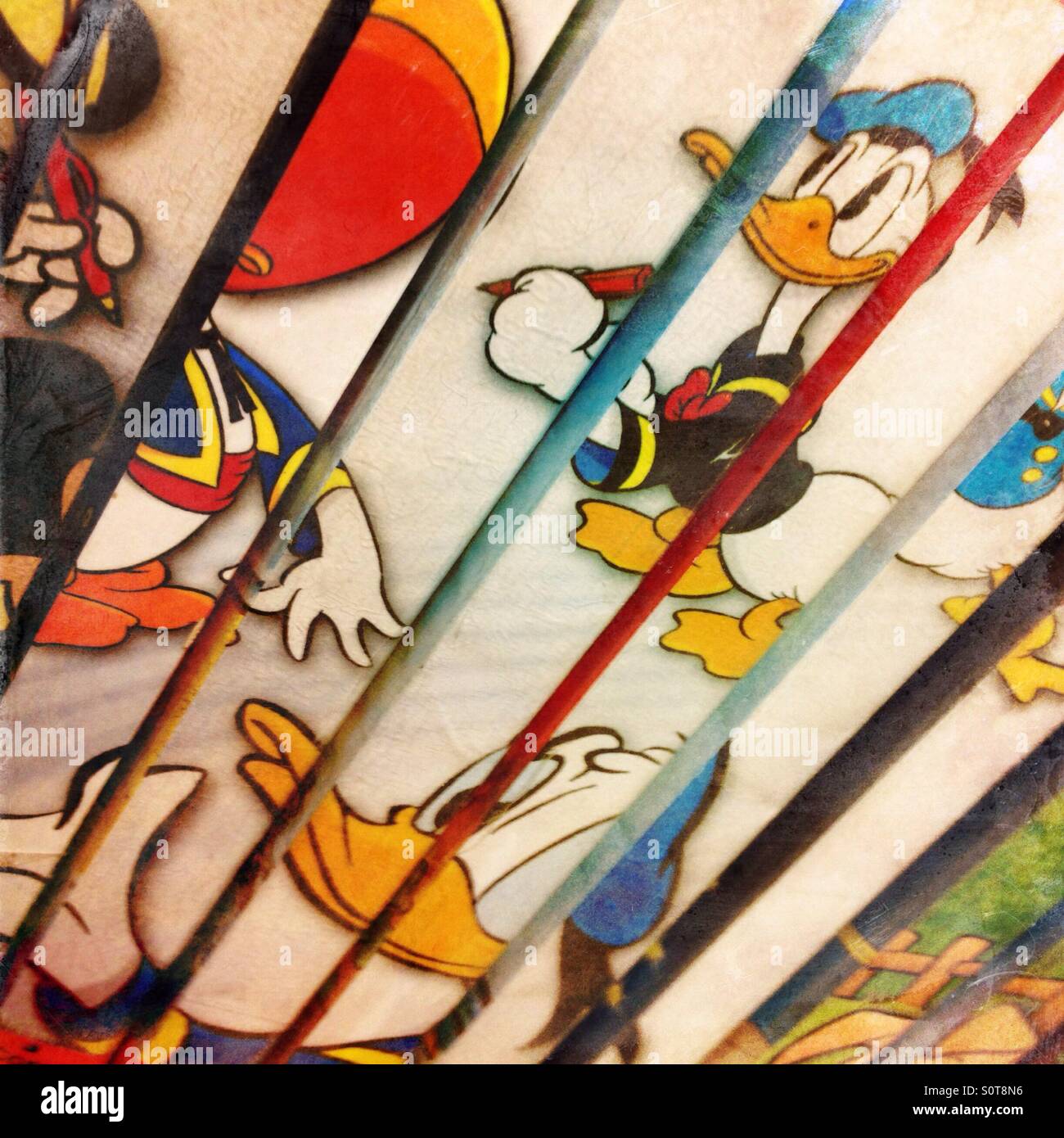 Donald Duck immagini sulle spine di Mickey Mouse e Donald Duck comic books in una biblioteca pubblica a Berlino, Germania - Immagine stock catturata con smartphone
