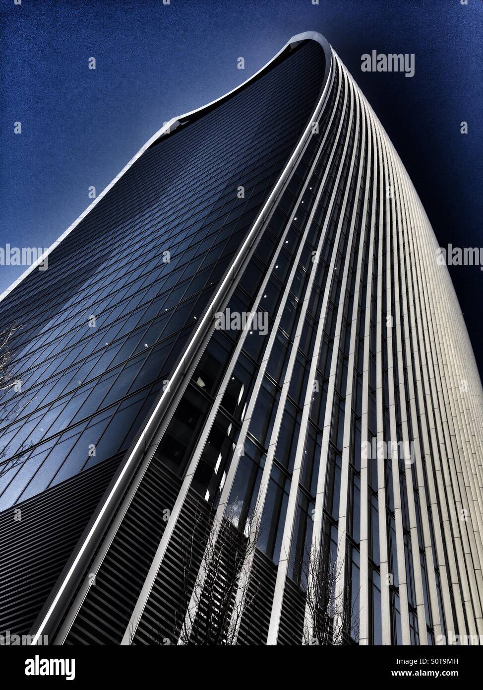 Il Walky Talky Building a Londra contro un profondo cielo blu - Immagine stock catturata con smartphone