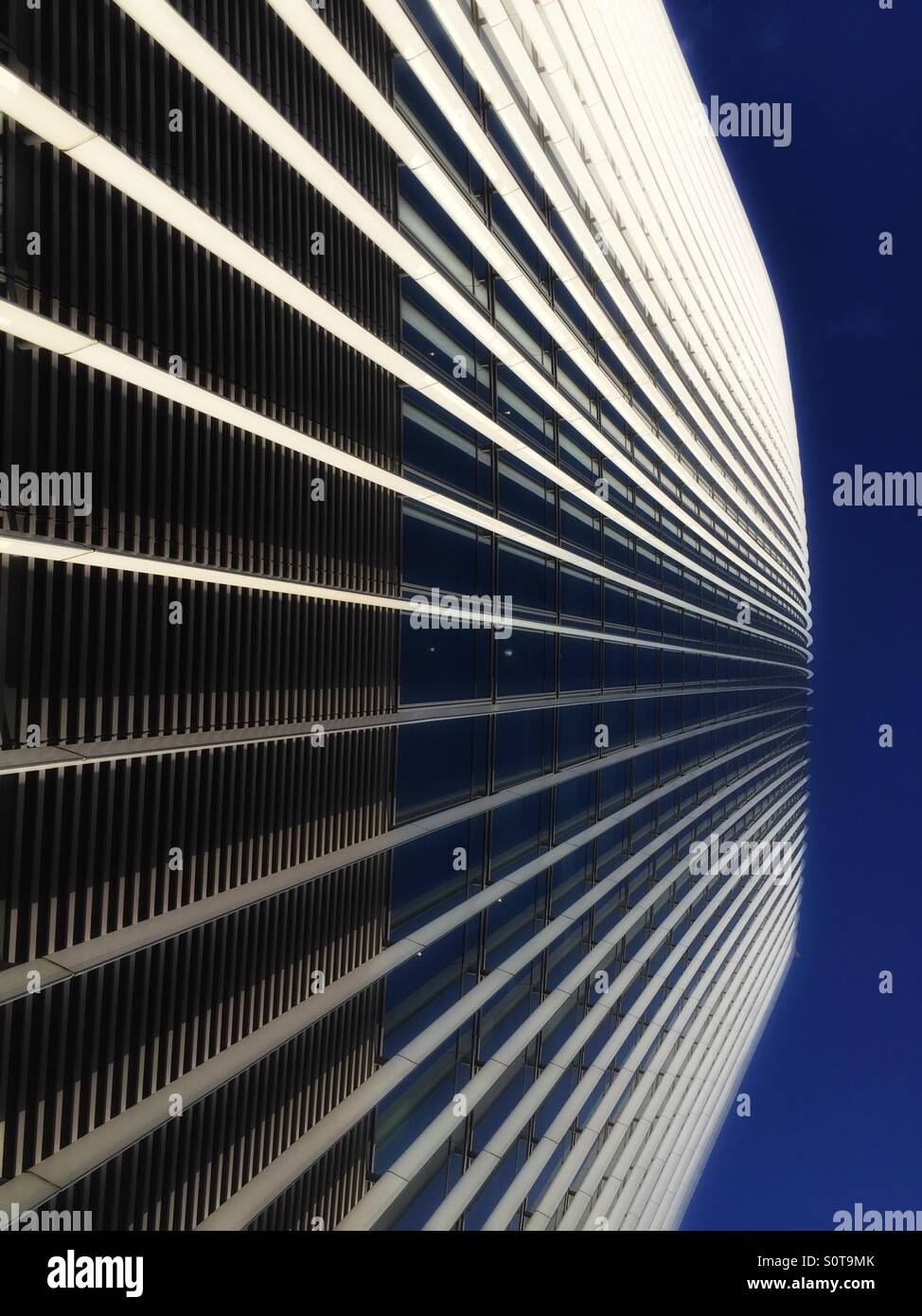 Il Walky Talky Building a Londra contro un profondo cielo blu - Immagine stock catturata con smartphone