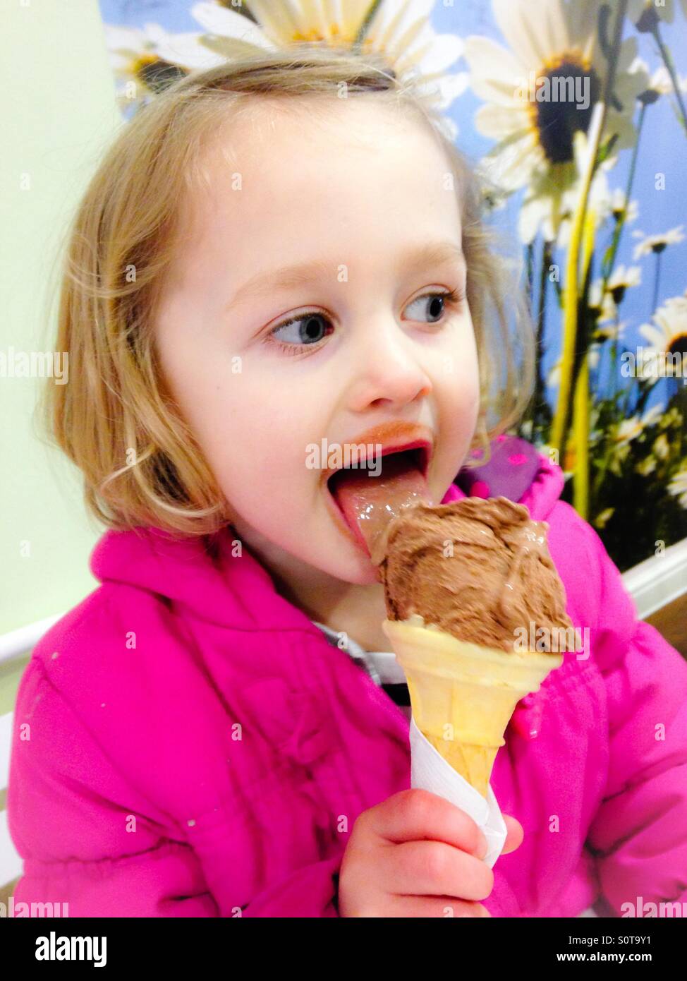 Choc ice cream girl - Immagine stock catturata con smartphone