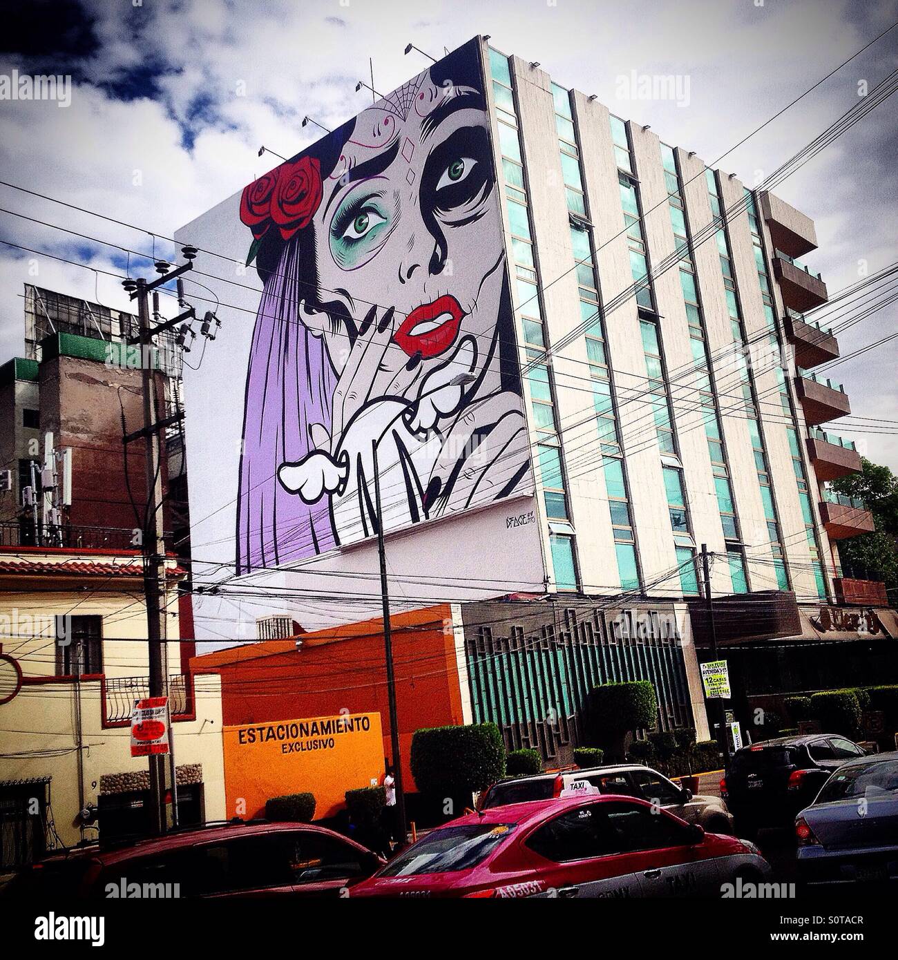 Un murale di una donna decora un edificio a Colonia Roma, Città del Messico, Messico - Immagine stock catturata con smartphone