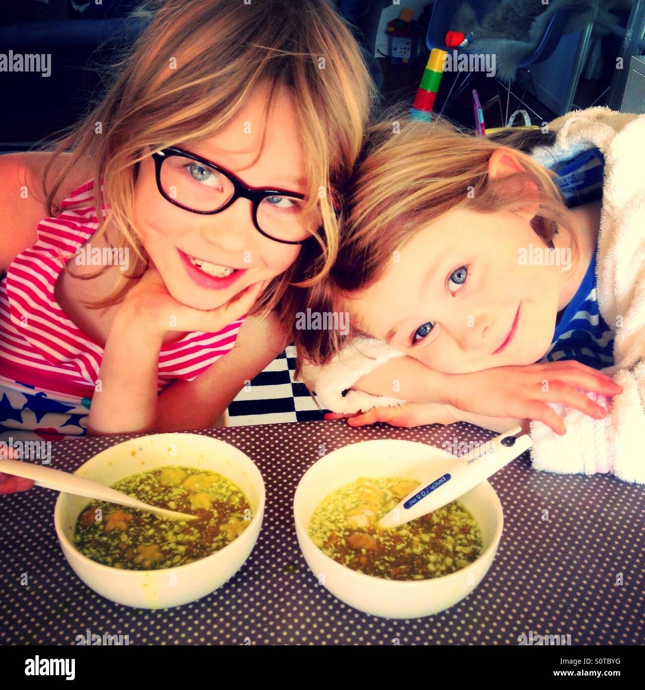 Due ragazza fare yucky cibo Foto Stock