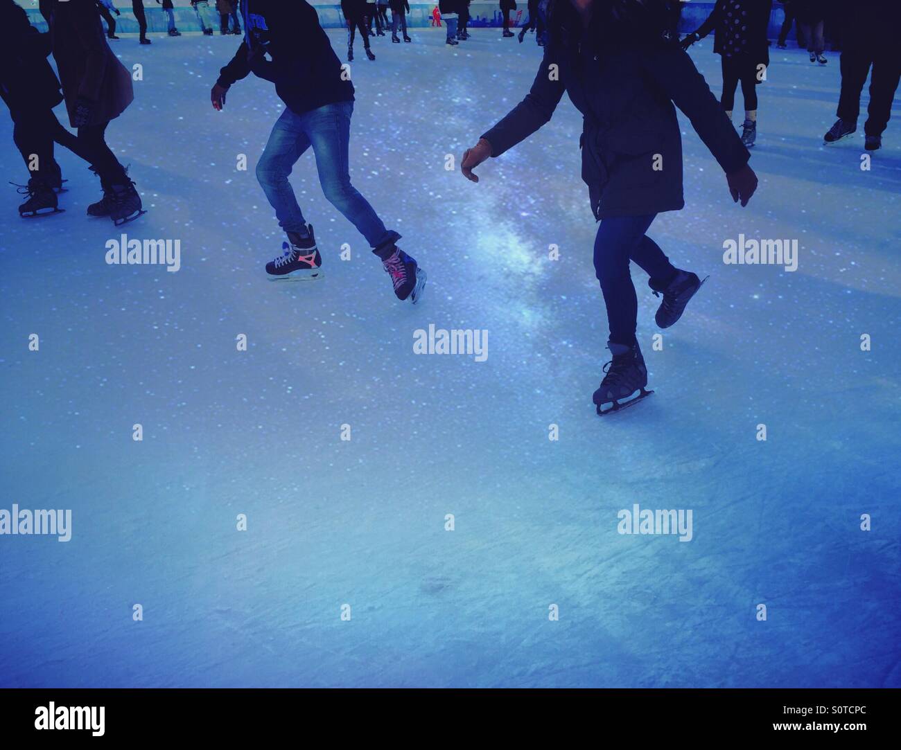 I pattinatori in moto sulla pista di pattinaggio in Bryant Park inverno del 2016 - Immagine stock catturata con smartphone