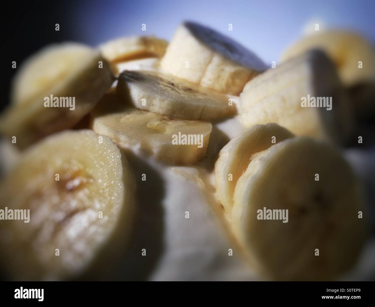 Una tazza di yogurt e banana Foto Stock