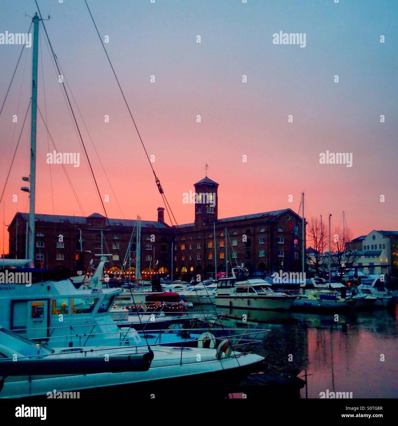 Rosa tramonto su St Katharine Docks Foto Stock
