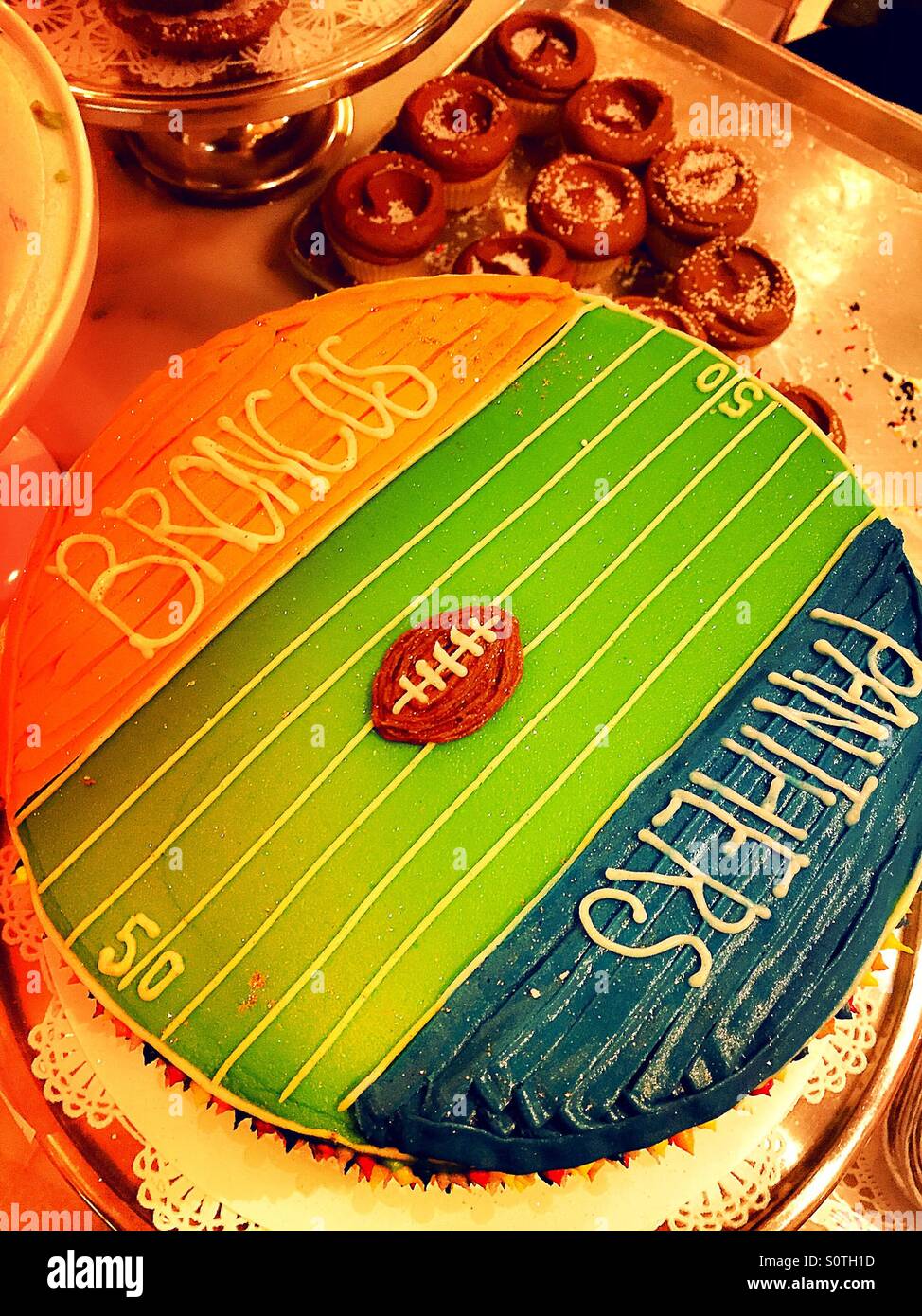 Super Bowl 50 torta con pantere e Broncos squadre colori - Immagine stock catturata con smartphone