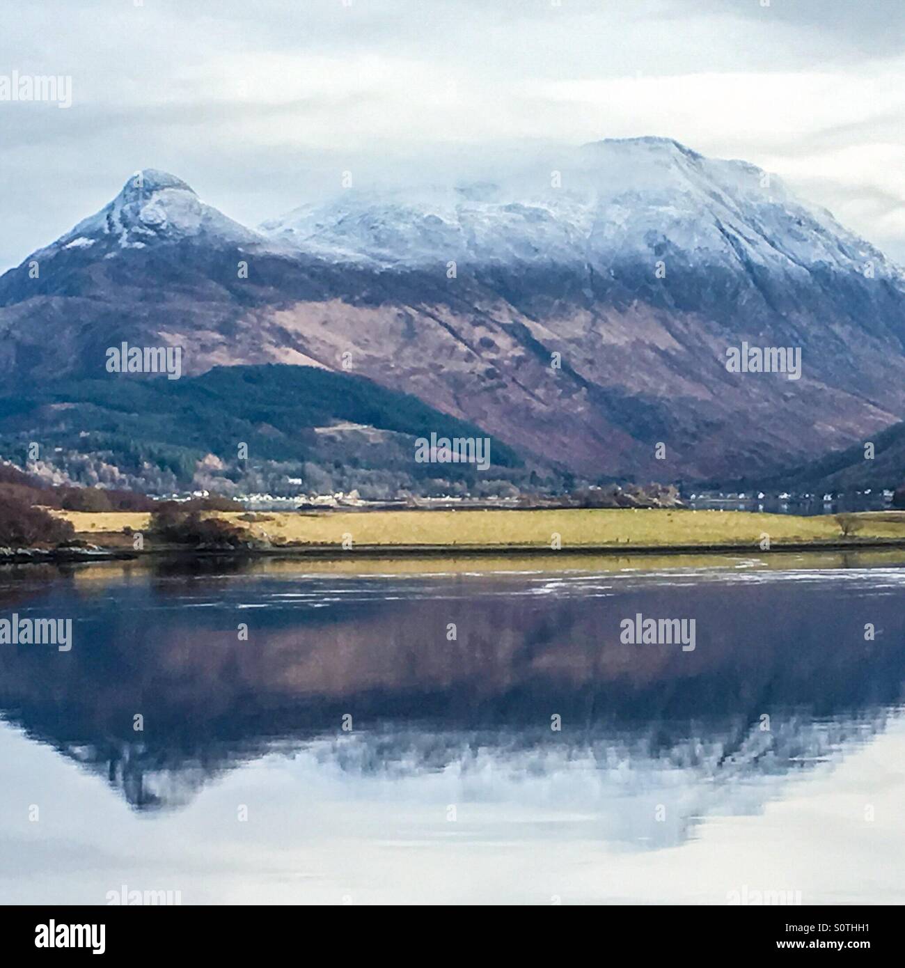 Una vista sul Loch Leven verso Glencoe nelle highlands scozzesi Foto Stock