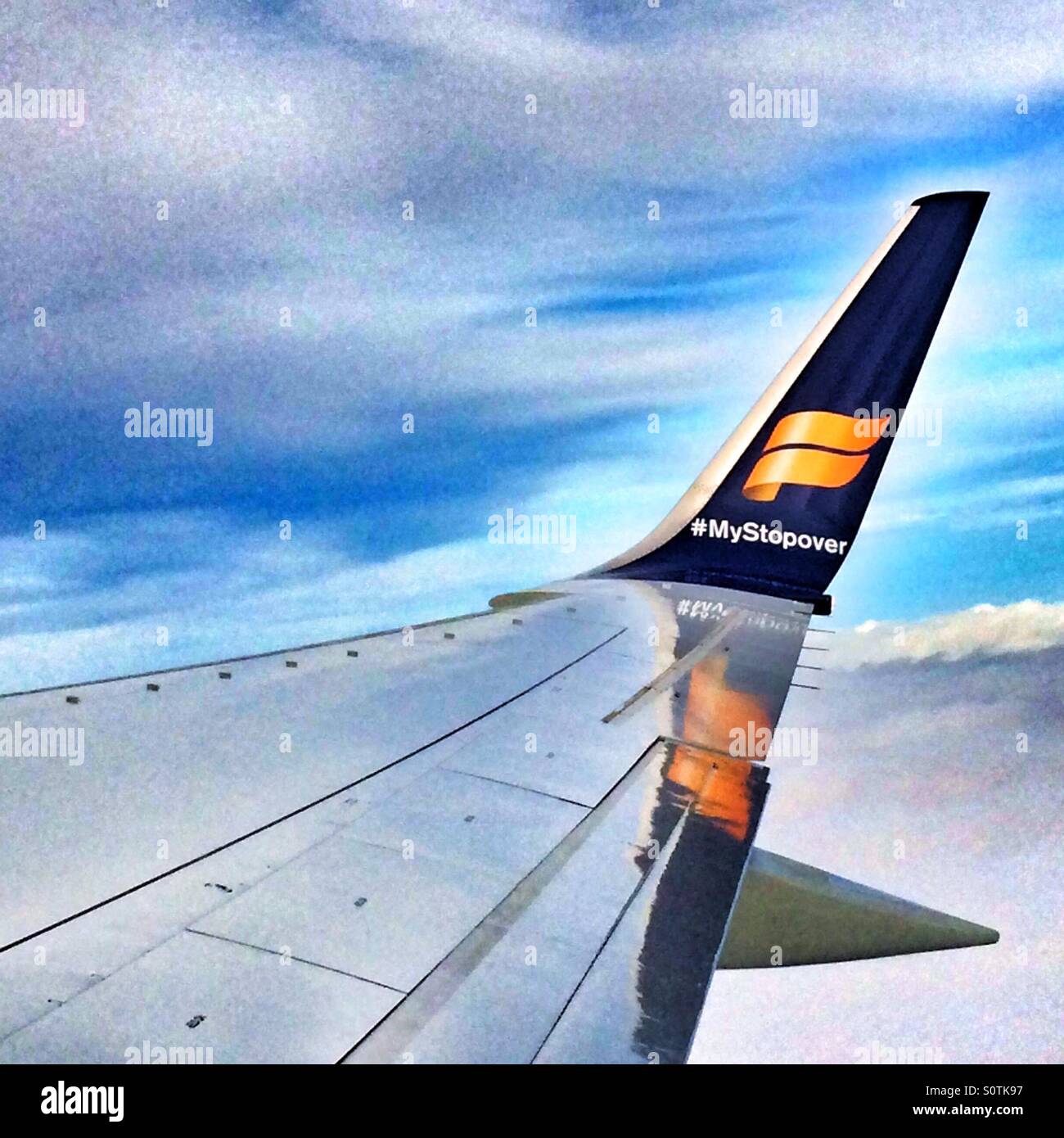 #Mystopover ala di Icelandair piano contro il cielo blu Foto Stock