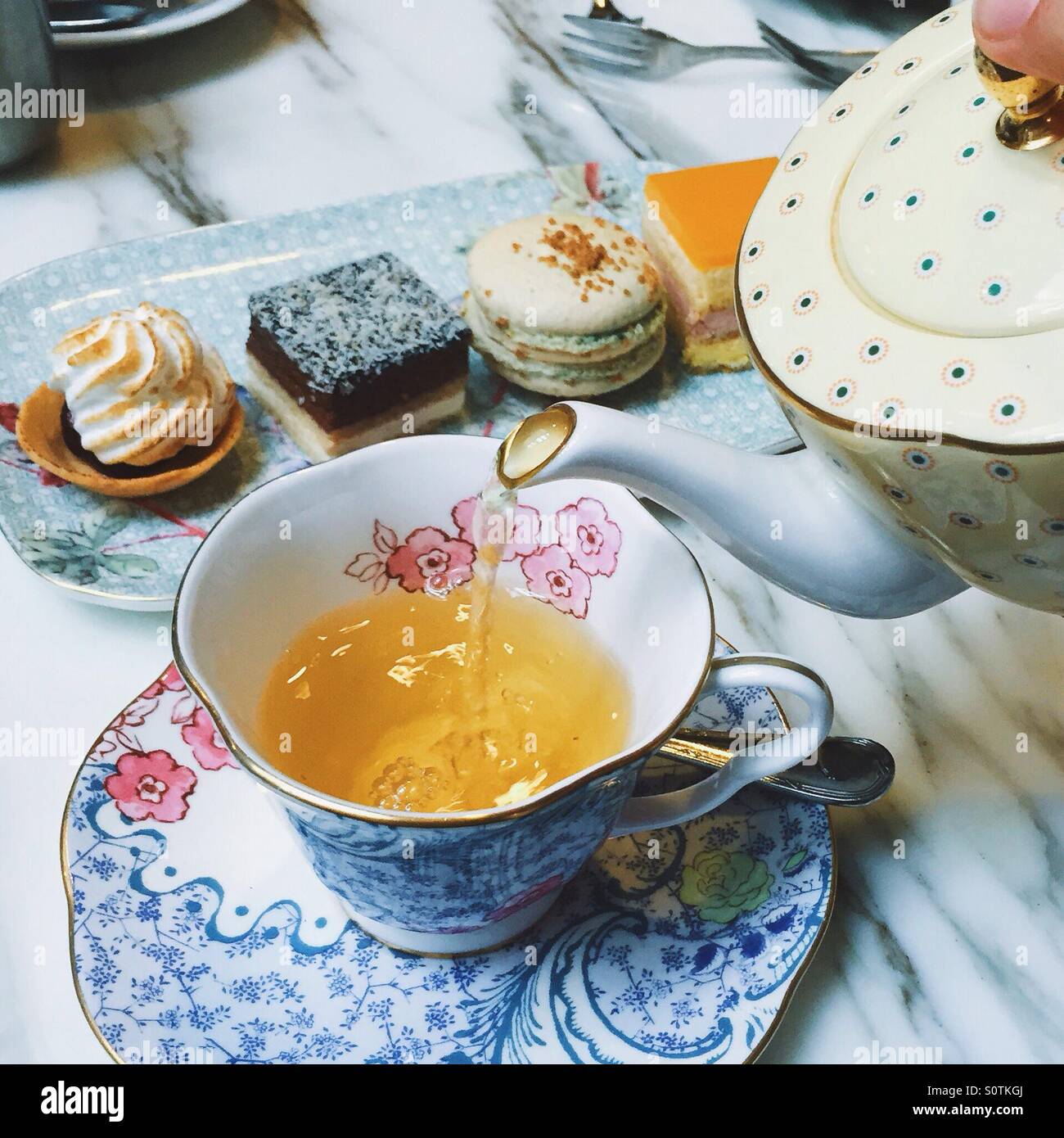 Tazza da tè e pasticcini Foto stock - Alamy