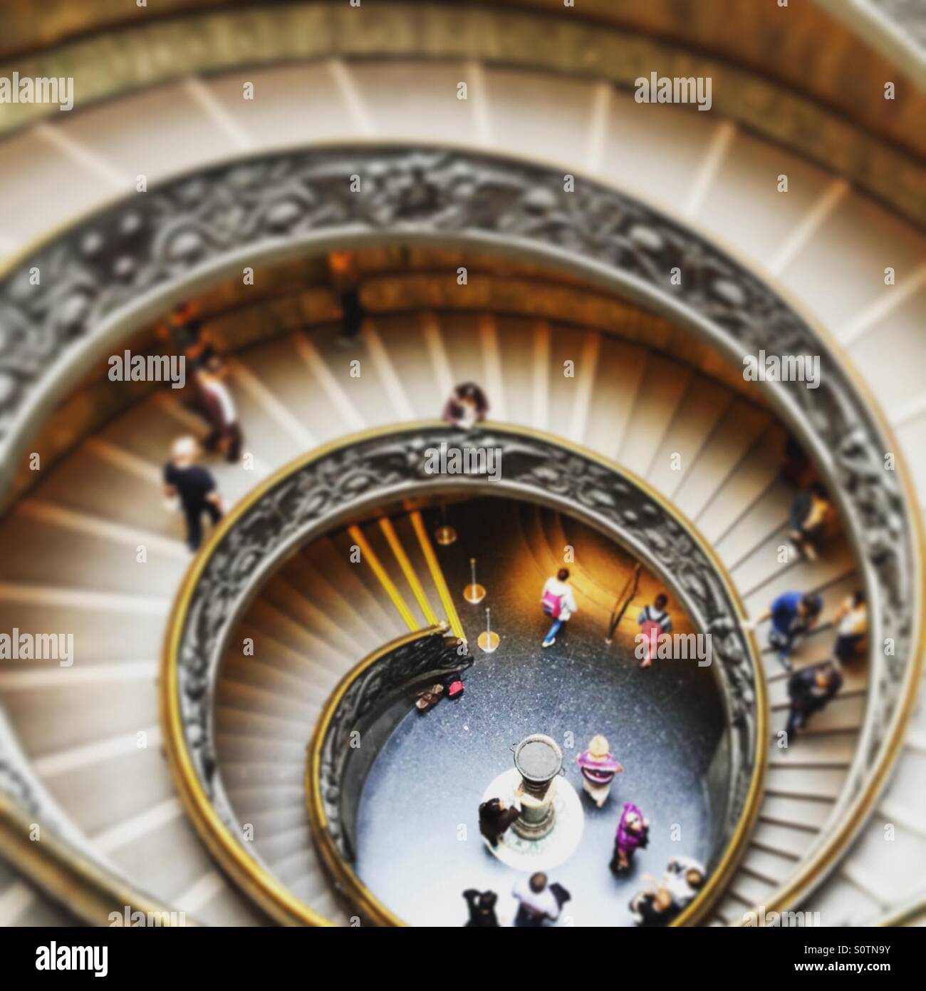 Musei Vaticani scalinata a spirale - Immagine stock catturata con smartphone