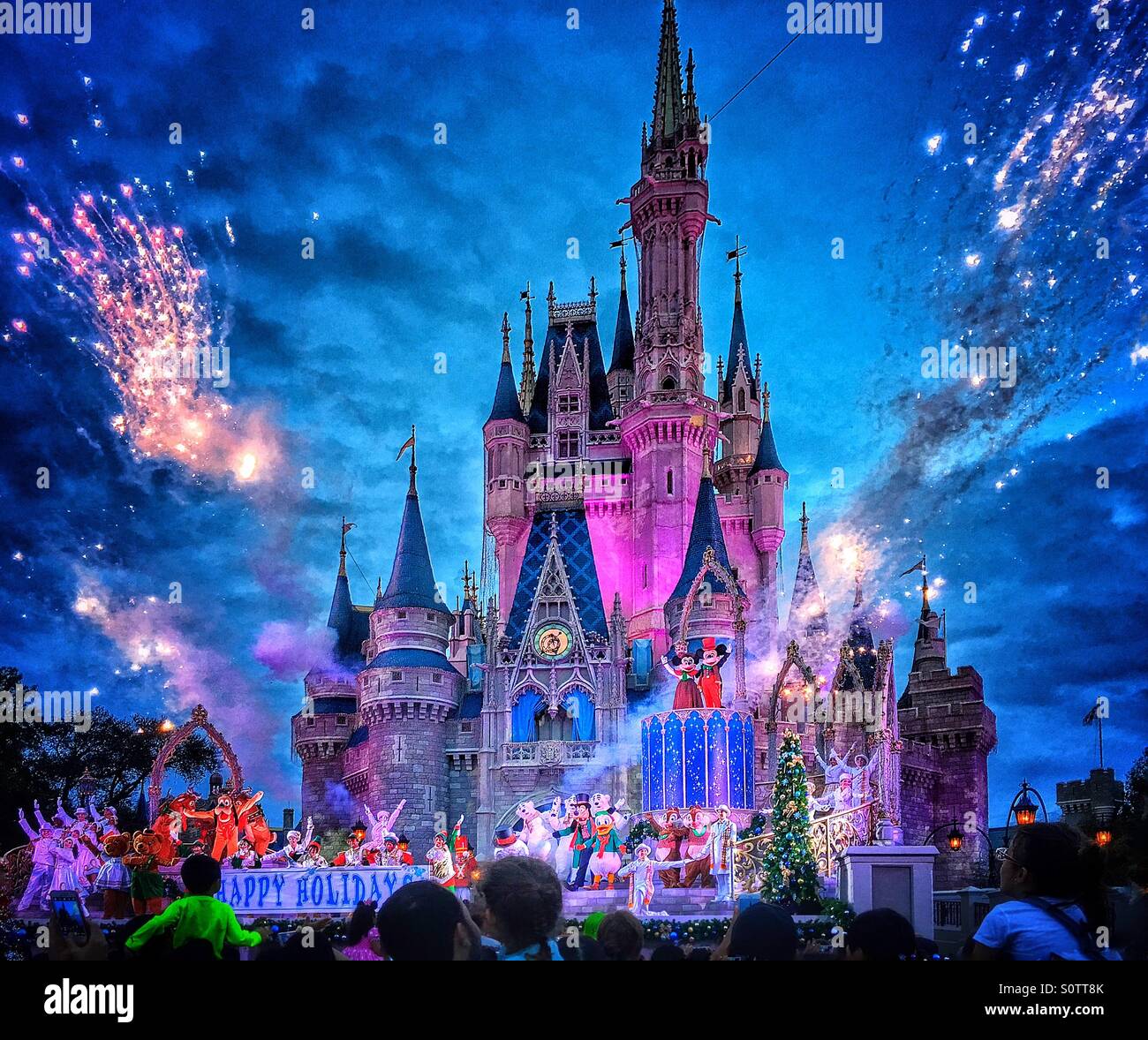 Walt Disney World vacanze di Natale live show davanti al Castello di Cenerentola, Orlando,Florida, Stati Uniti d'America Foto Stock