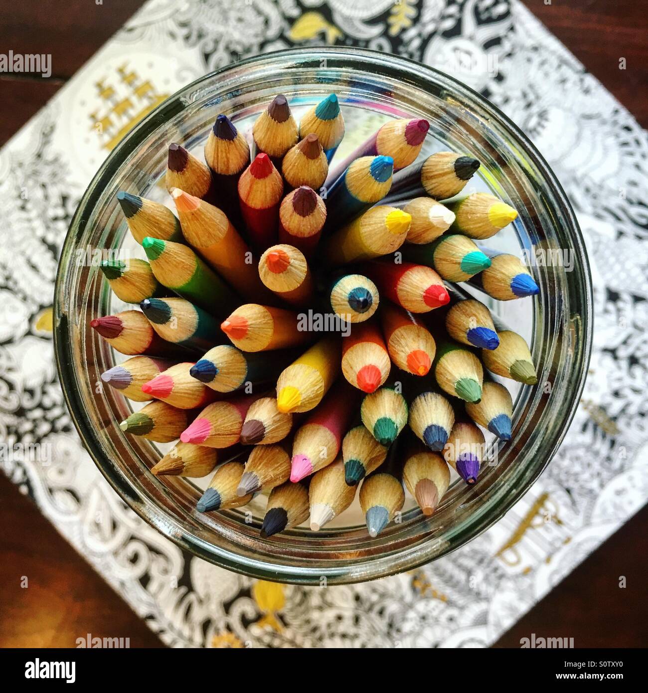 Matite colorate in un vaso Foto Stock
