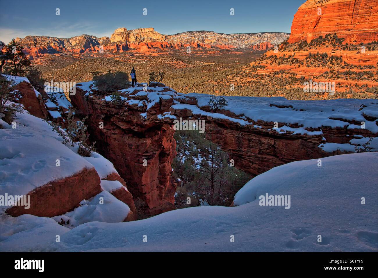 Ponte del diavolo nella stagione invernale coperto di neve, Sedona, in Arizona, Stati Uniti Foto Stock