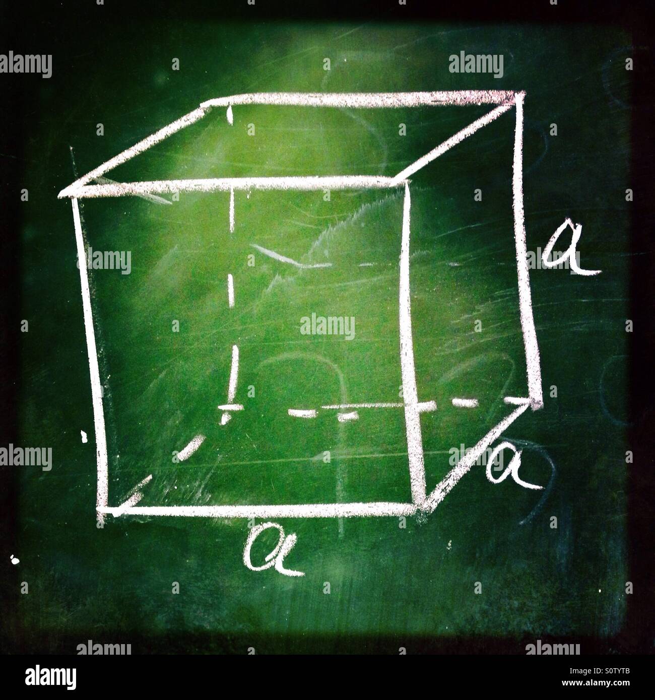 Cubo, hexahedron regolari disegnati su una lavagna a scuola durante una lezione di matematica Foto Stock