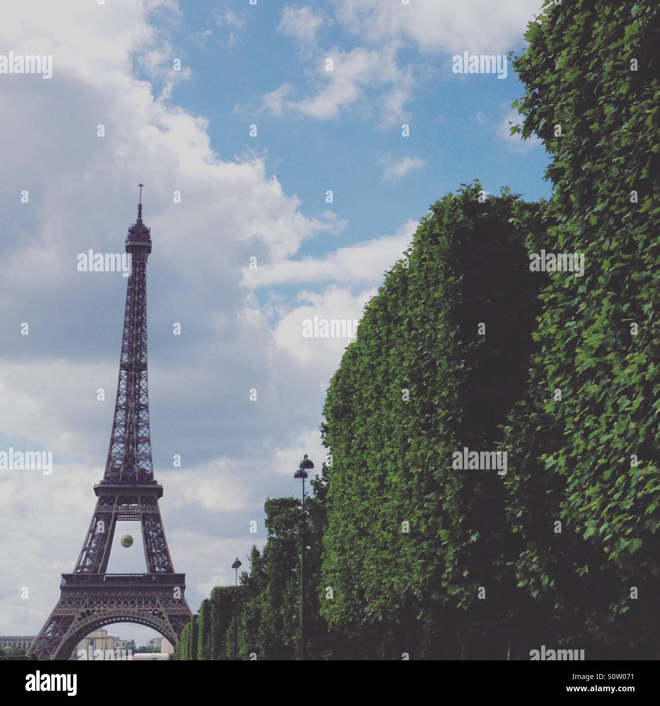 Torre Eiffel dal Champ de Mars a Parigi - Immagine stock catturata con smartphone