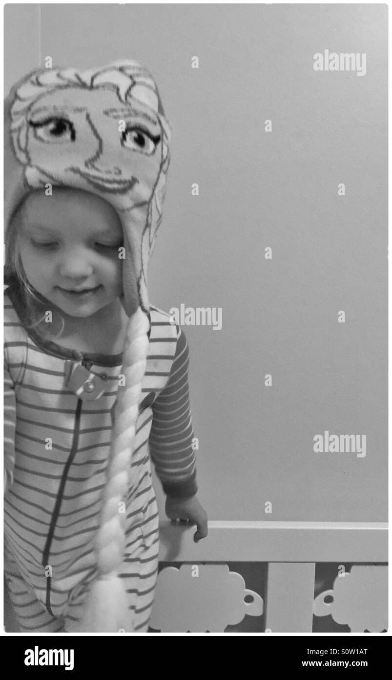 Bambina indossa un Disney congelati Elsa Knit Hat con treccia Foto stock -  Alamy