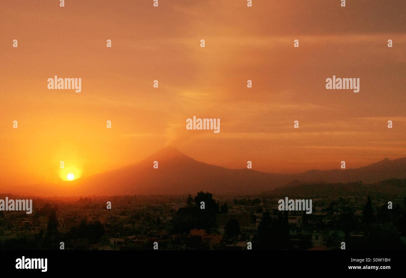 Tramonto sul vulcano Popocatepétl, Cholula Messico Foto Stock