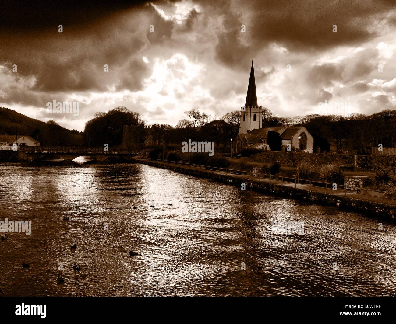 Glenarm River e Chiesa Foto Stock