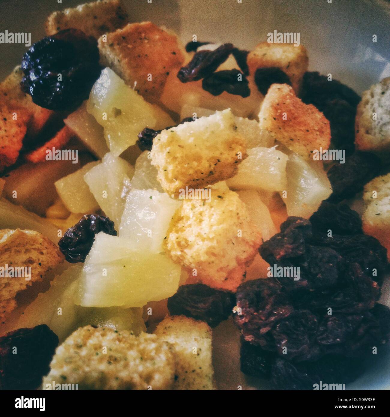Insalata mista di ananas, granturco dolce, uvetta e crostini. - Immagine stock catturata con smartphone