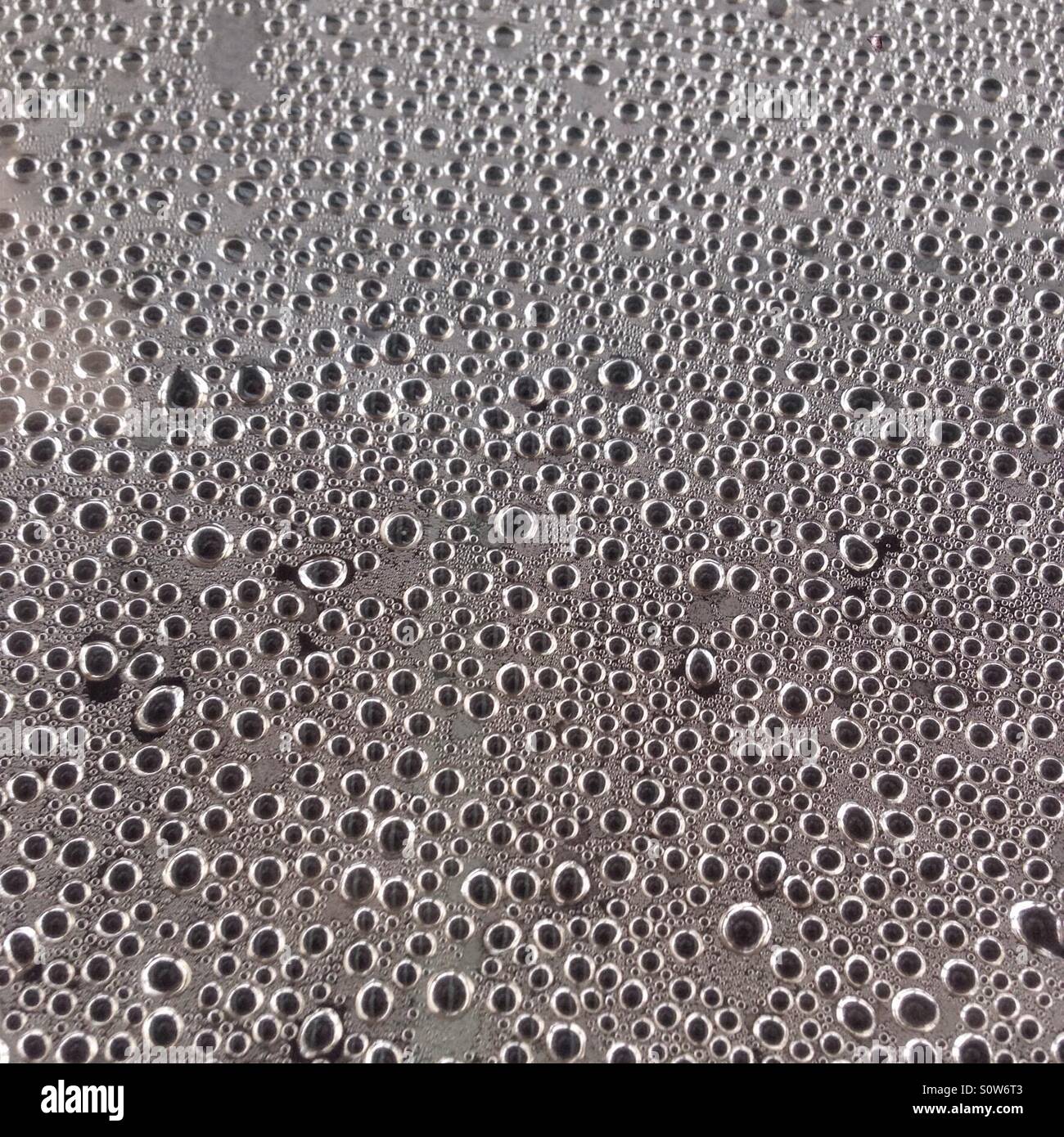 La condensazione di acqua in gocce su una lastra di vetro. - Immagine stock catturata con smartphone