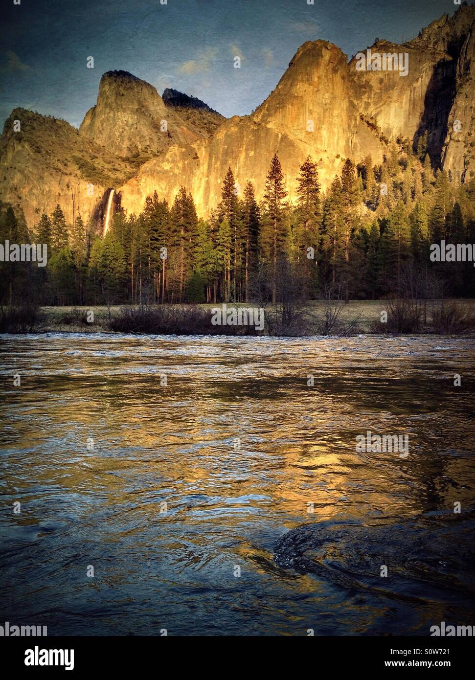 Riflessi al tramonto sul fiume Merced con le Bridal Veil Falls e il Parco Nazionale di Yosemite - Immagine stock catturata con smartphone