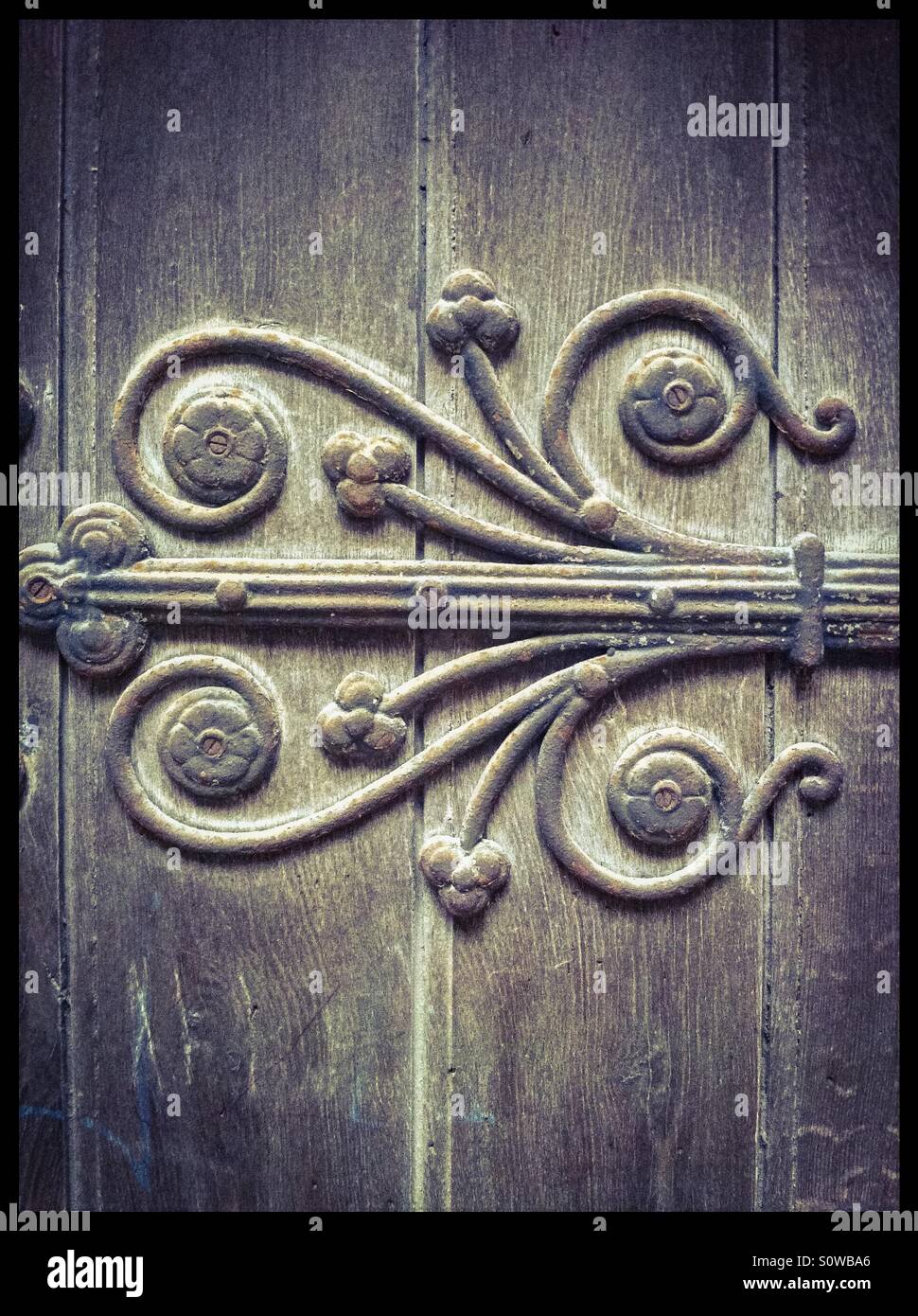 Ornati in lavoro di metallo su una antica porta di legno. Foto Stock
