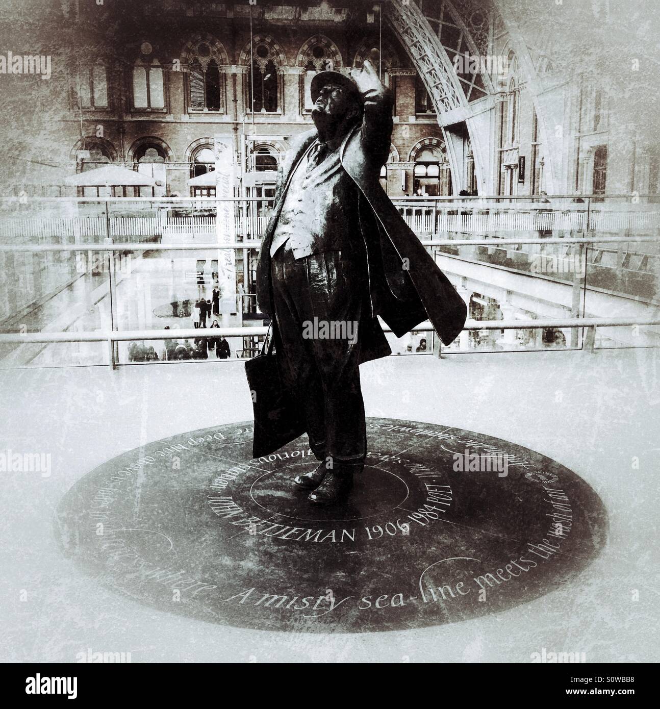 Fotografia in bianco e nero in stile vintage della statua di Sir John Betjeman all'interno della stazione internazionale di St Pancras, Londra, Inghilterra. - Immagine stock catturata con smartphone