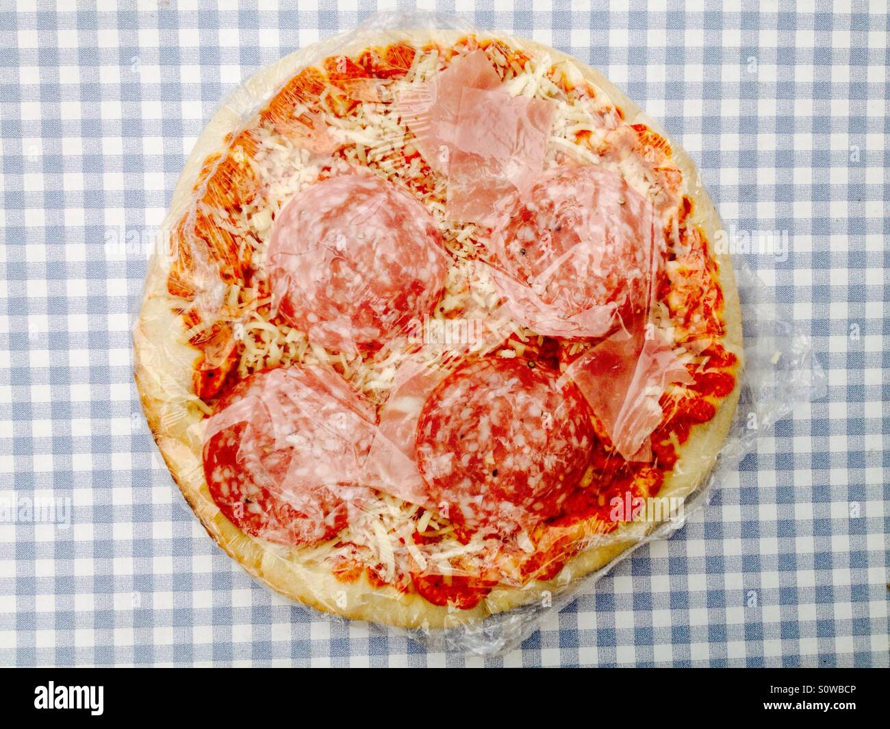 Congelati salumi e prosciutto cotto al forno di pietra pizza Foto Stock