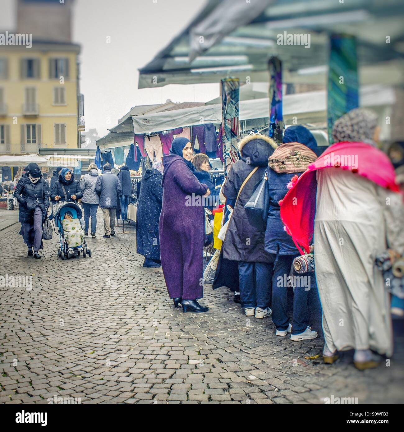 Donna al mercato di strada , Lombardia Cremona italia Foto Stock