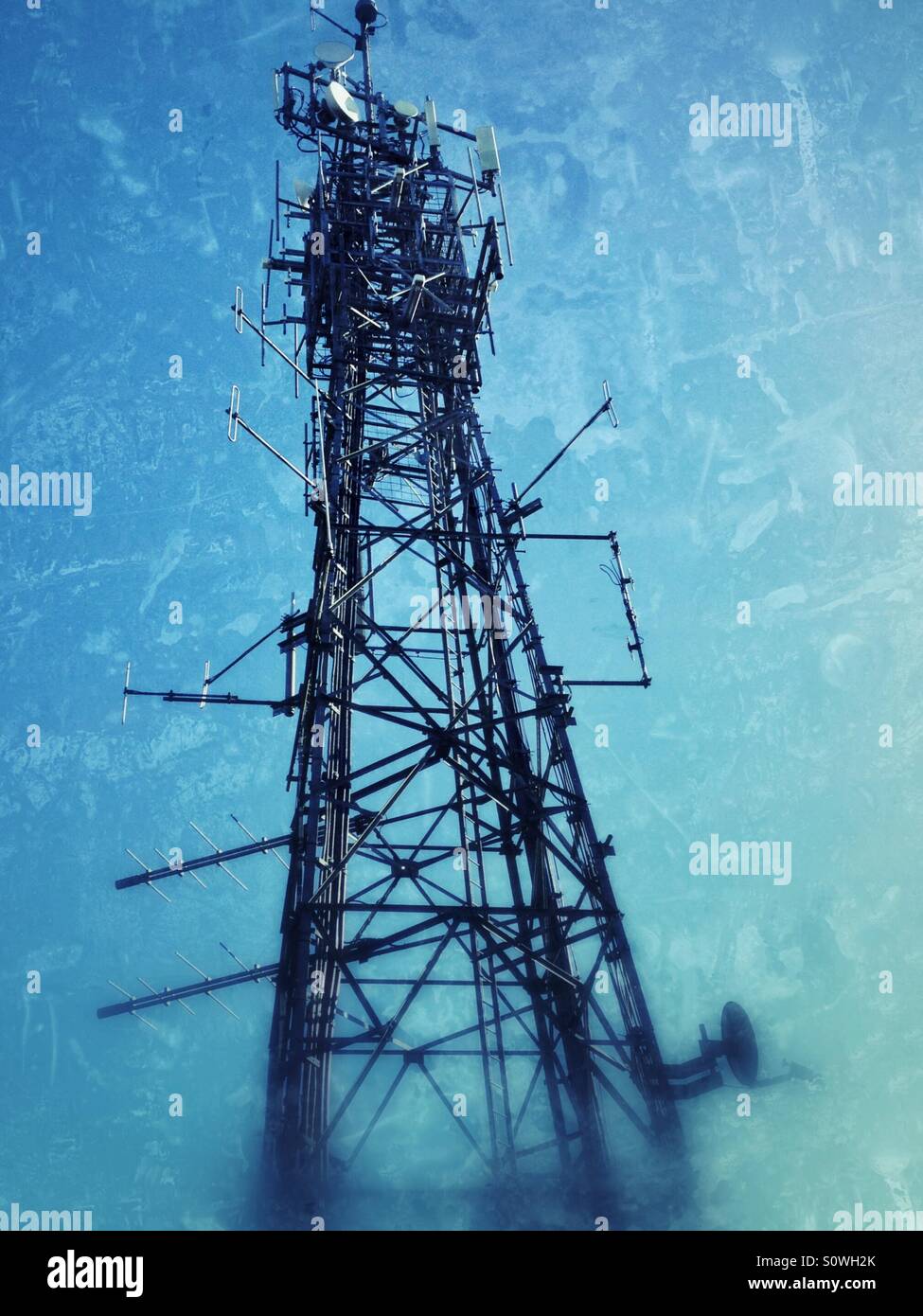 Montante di telecomunicazioni - Immagine stock catturata con smartphone
