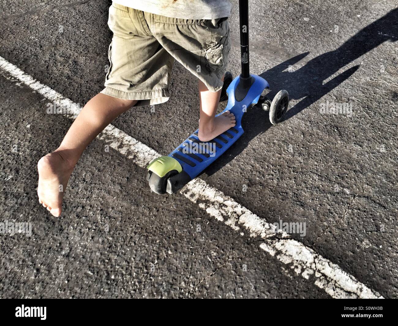 Bambino gioca con kick scooter Foto Stock