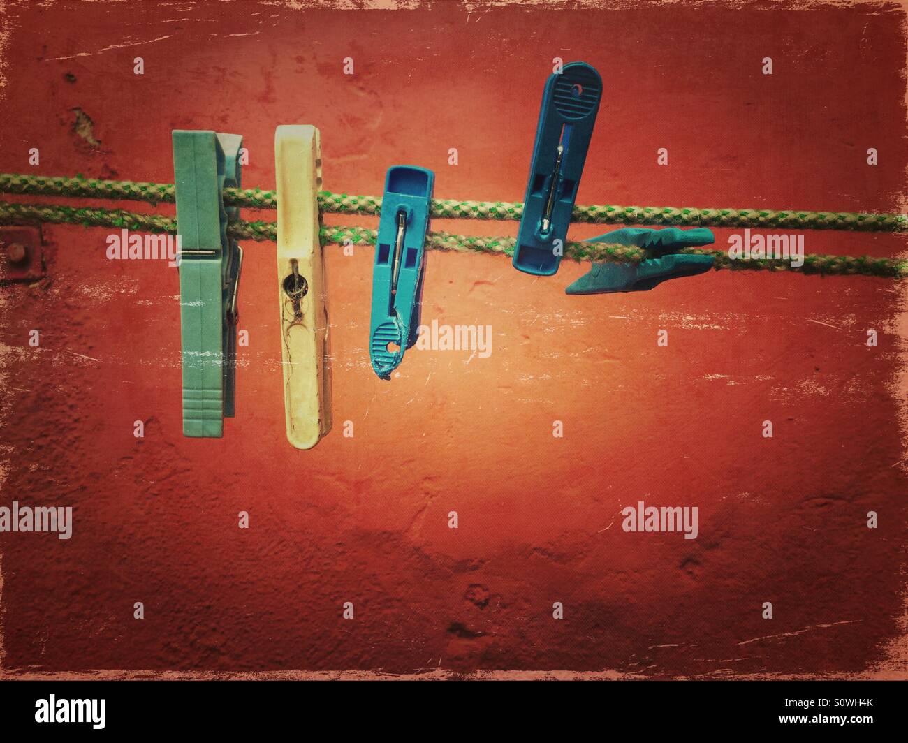 Vecchia plastica clothespins appeso su una linea di abbigliamento Foto Stock
