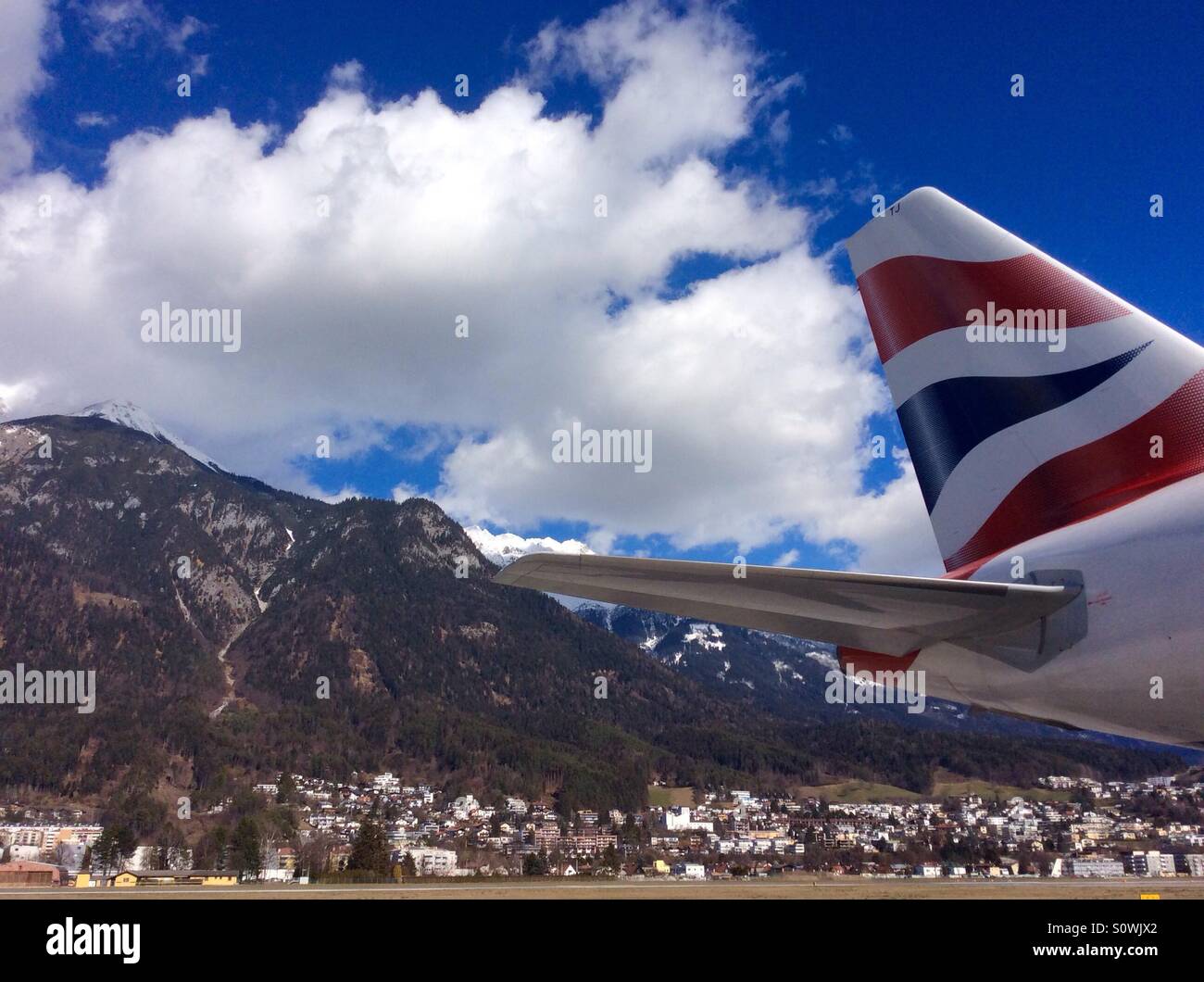 Ala di coda della British Airways. Parcheggiato a Innsbruck, Austria - Immagine stock catturata con smartphone