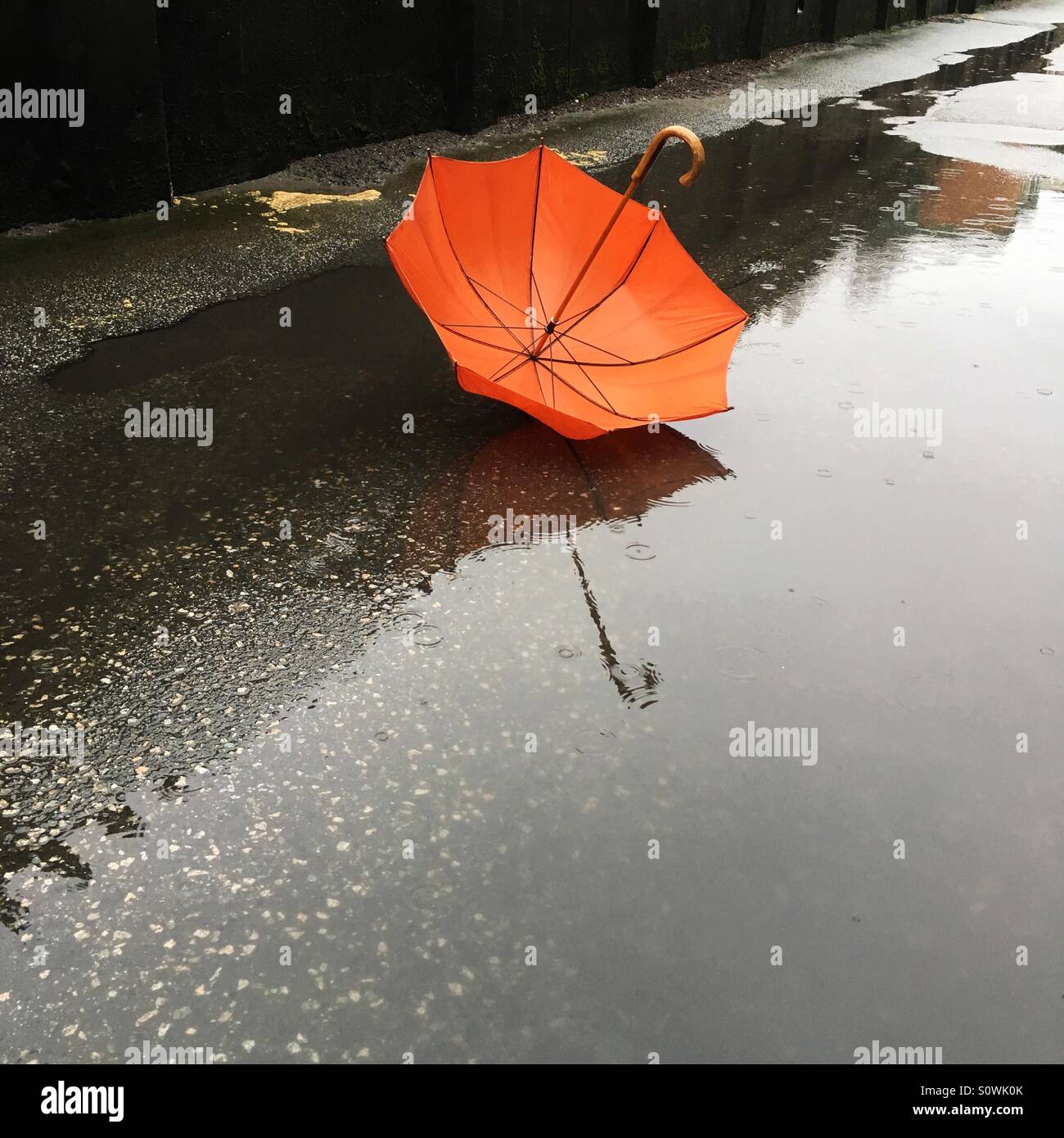 Ombrello arancione Foto Stock