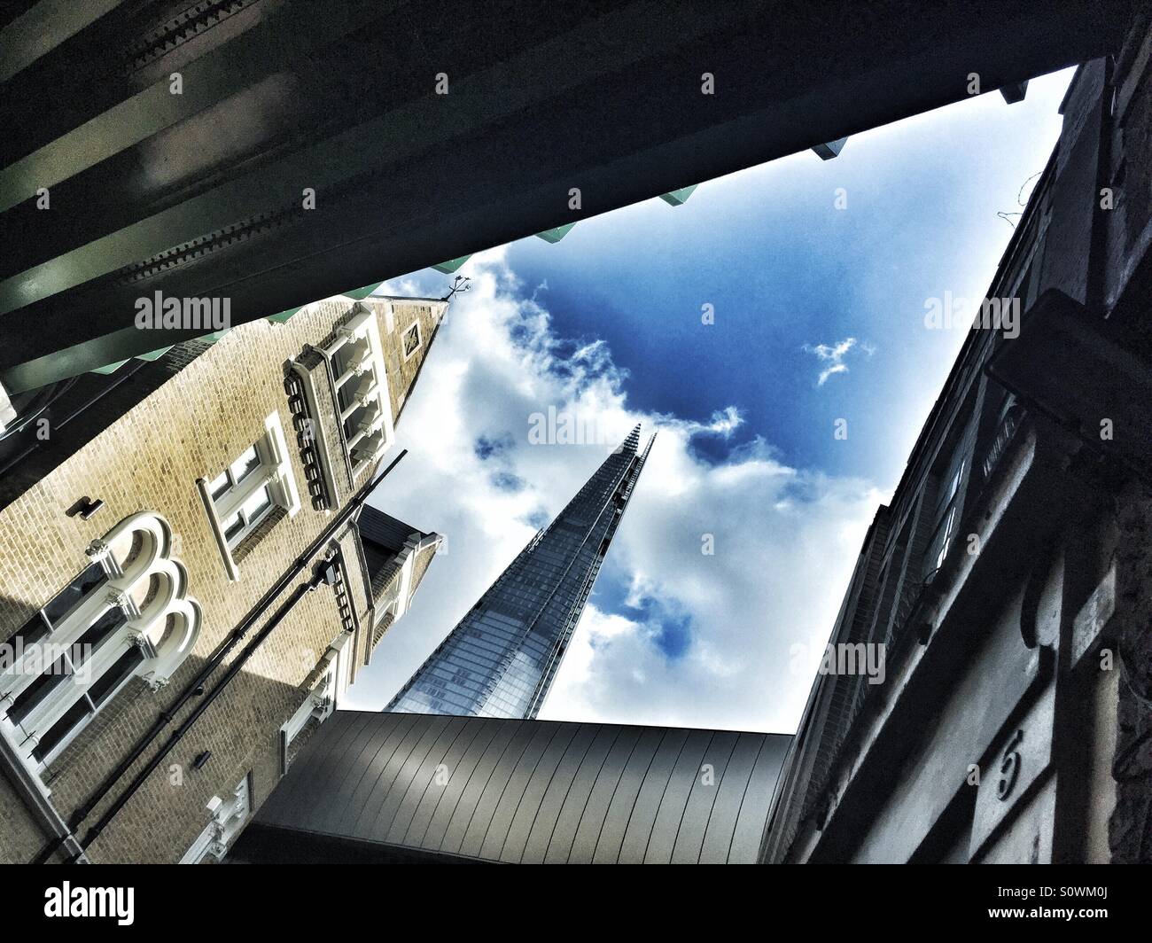 La shard, visto dal di sotto vicino i ponti ferroviari a Borough Market. London, Regno Unito Foto Stock