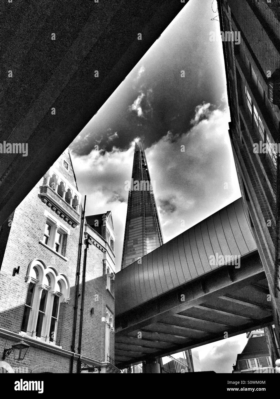 La shard, visto dal di sotto vicino i ponti ferroviari a Borough Market. London, Regno Unito Foto Stock