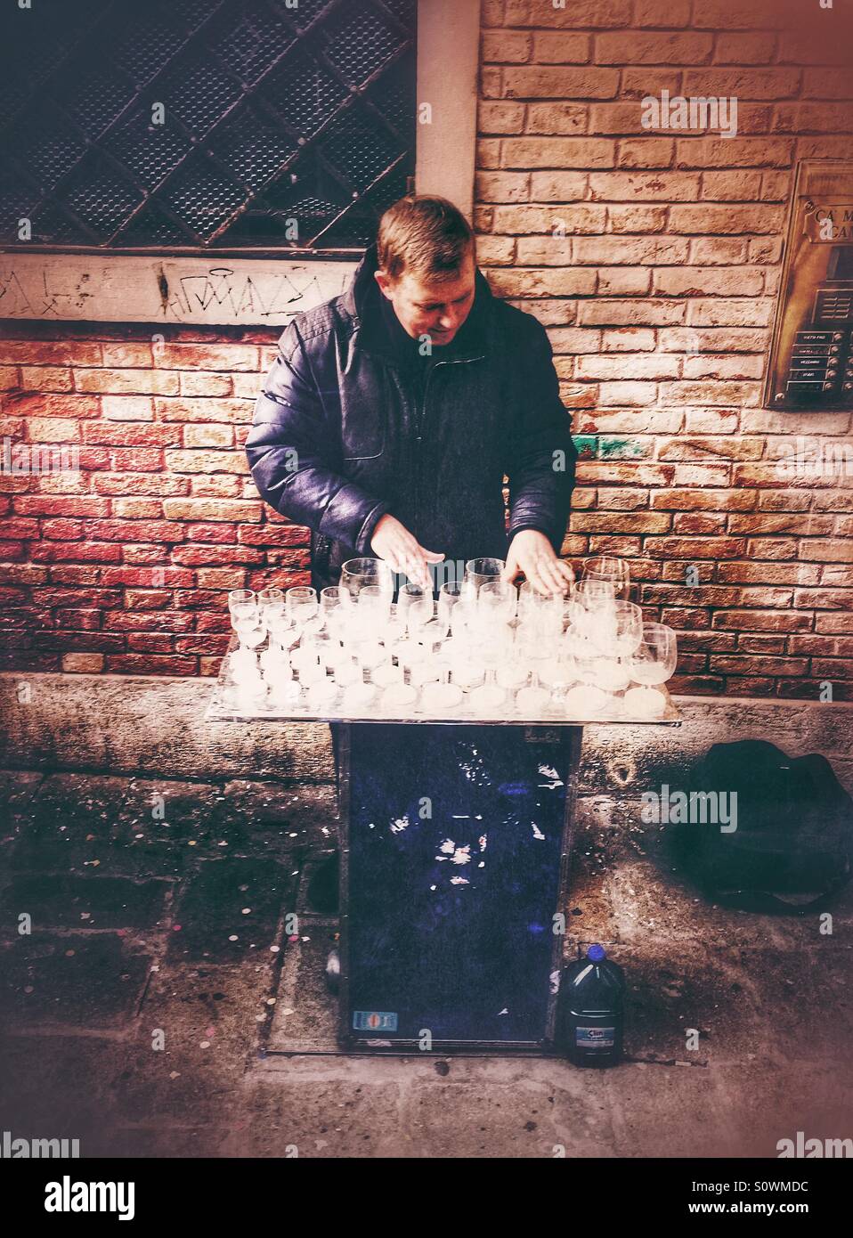 L'uomo la riproduzione di musica tramite un armonica di vetro Foto Stock