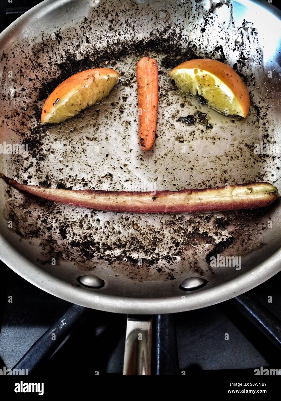 Pan con arrosti di carote e arance rendendo la faccia Foto Stock