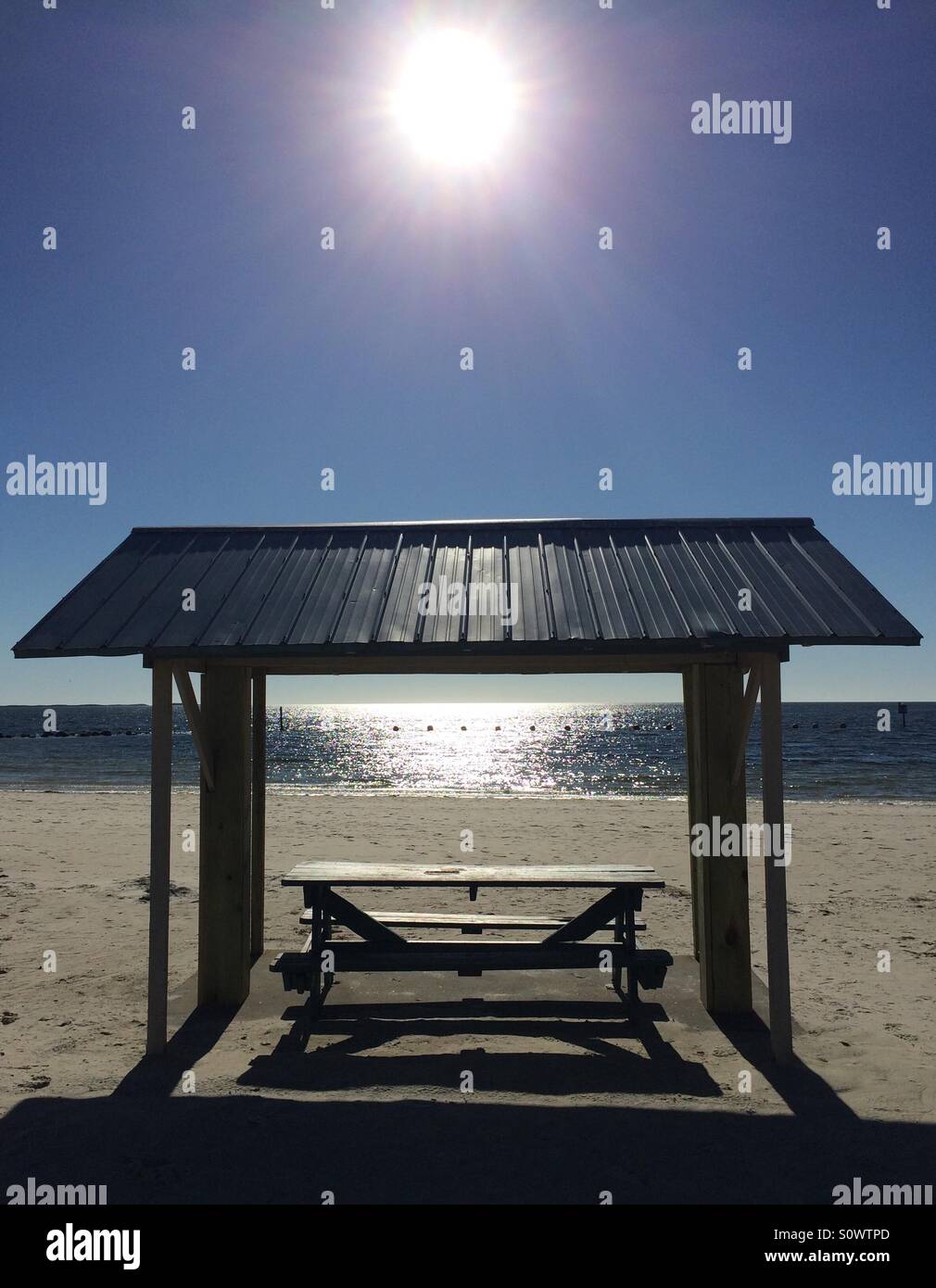 Tavolo da picnic in spiaggia - Immagine stock catturata con smartphone