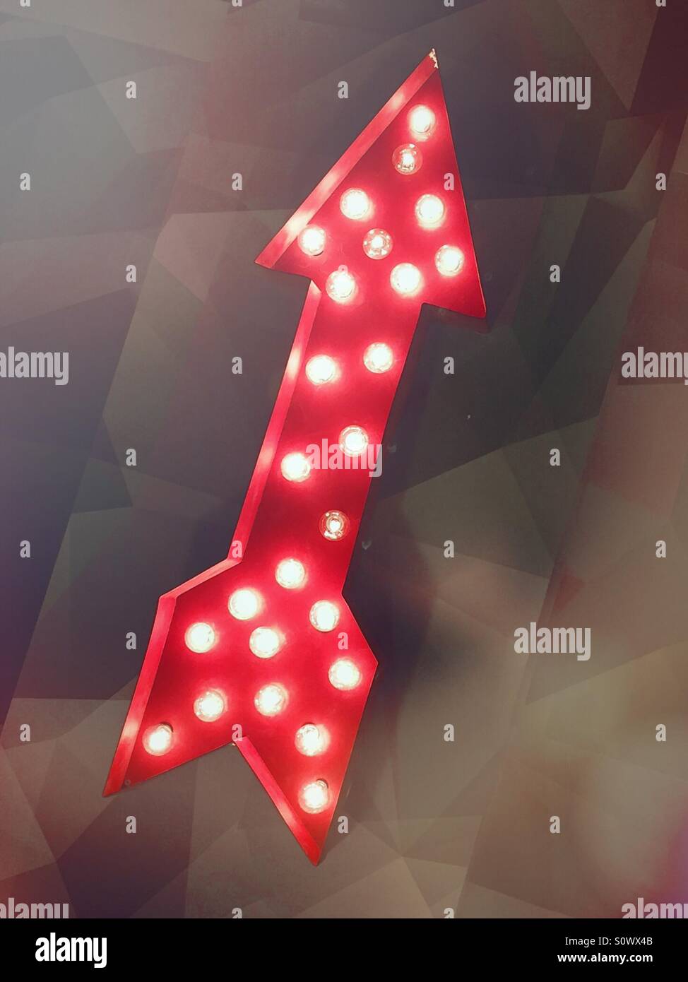 Illuminata luminosamente freccia rossa fino punti - Immagine stock catturata con smartphone