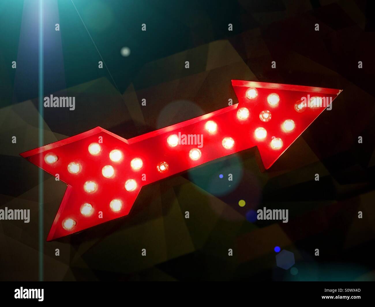 Illuminato rosso a forma di freccia rivolta a destra. - Immagine stock catturata con smartphone