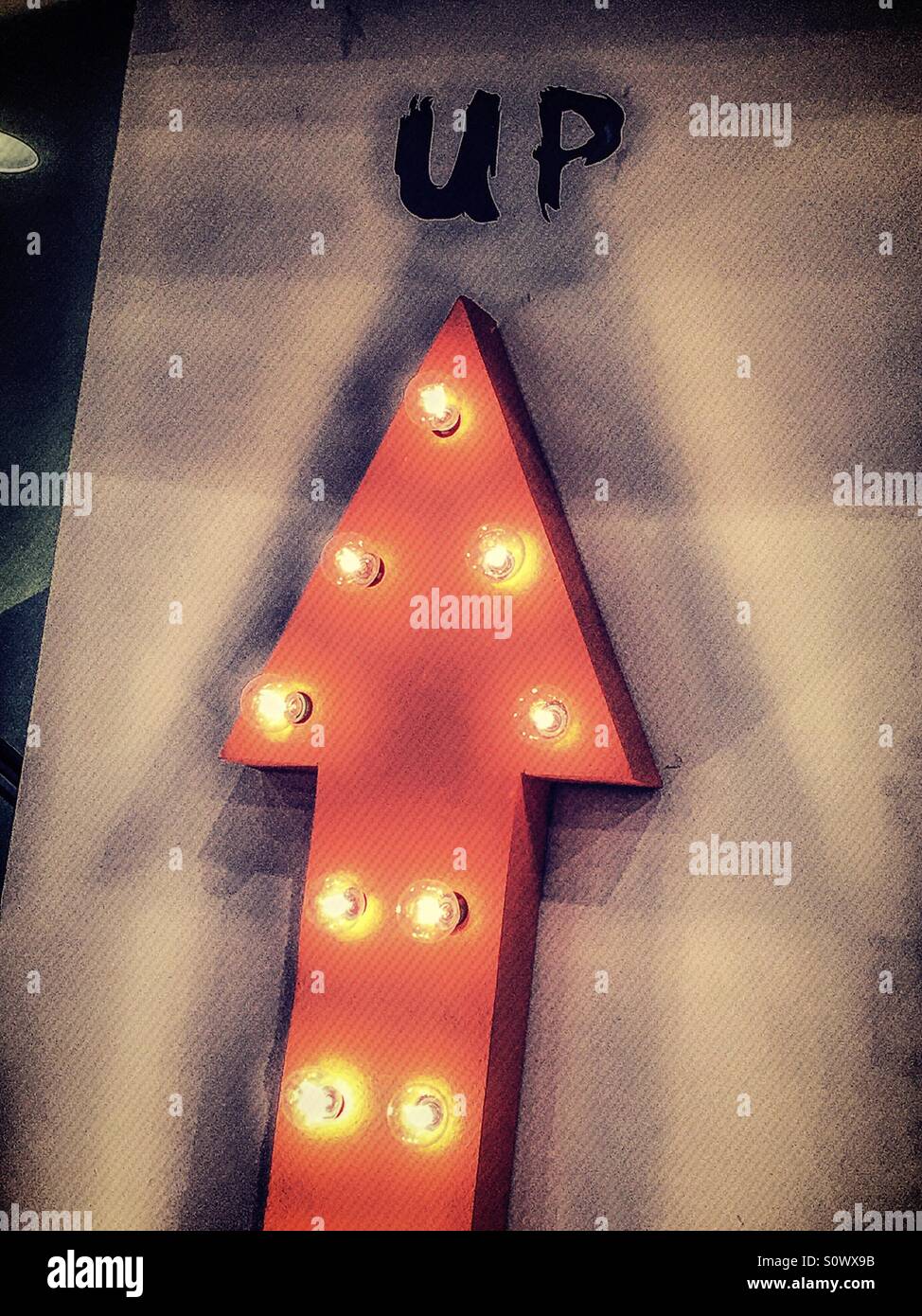 Illuminata luminosamente freccia rossa punti do nord - Immagine stock catturata con smartphone