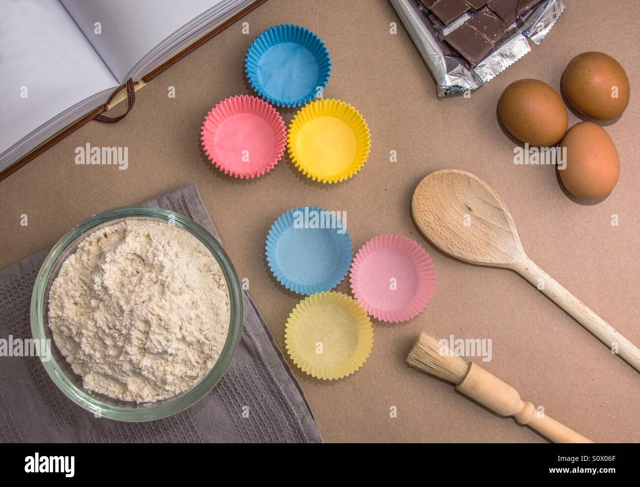 Piano immagine di laici di ingredienti sul banco di cucina pronto per cuocere i tortini - Immagine stock catturata con smartphone