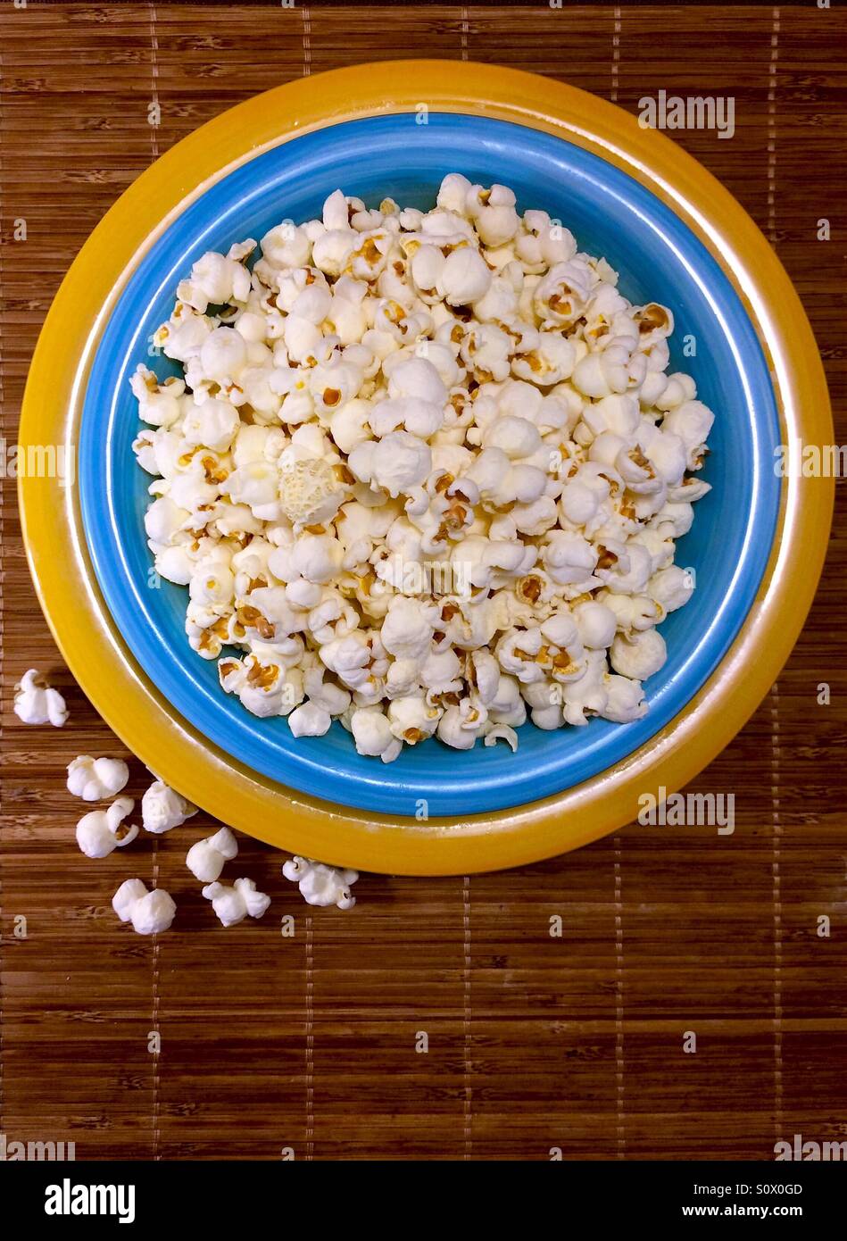 Il Popcorn in blu e giallo ciotola, vista aerea Foto Stock