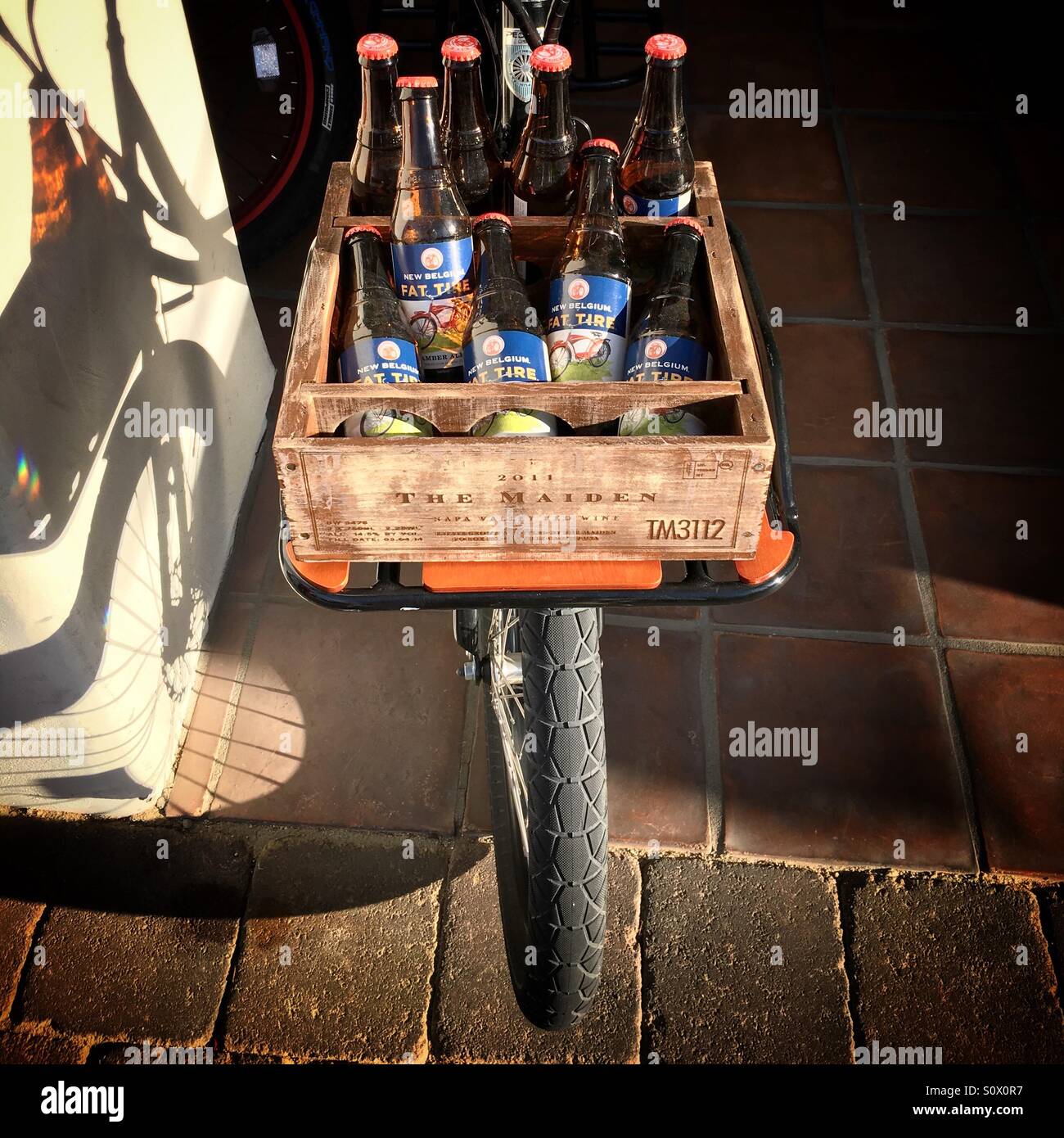 Una bicicletta con un fat tire trasporta un carico di Fat Tire la birra nel sud della California USA Foto Stock