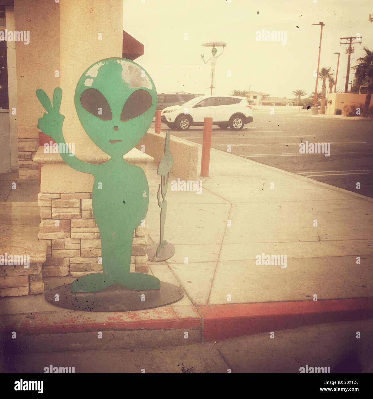 Alien proviene in pace in Baker, California USA Foto Stock