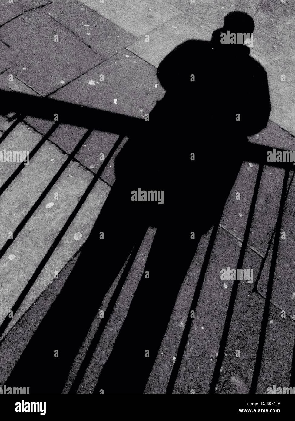 Ombra maschio e ringhiere - Immagine stock catturata con smartphone